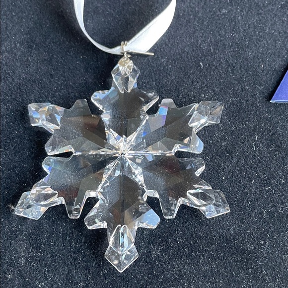 SWAROVSKI 2012 Annual Star Crystal Christmas Ornament #1125019 - Picture 2 of 10